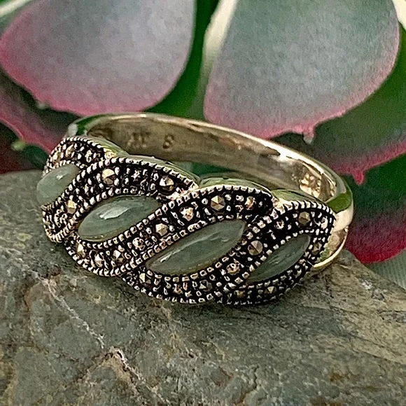 Hpvintage Avon Sterling Silver 925 Green Jade And Marcasite Ring